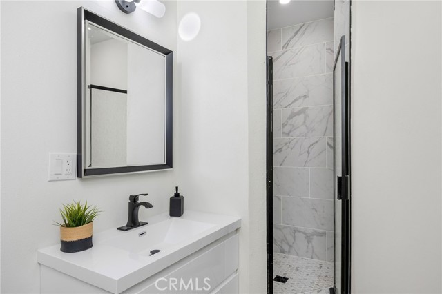 Detail Gallery Image 17 of 28 For 18110 Killion St #2,  Tarzana,  CA 91356 - 3 Beds | 2/1 Baths