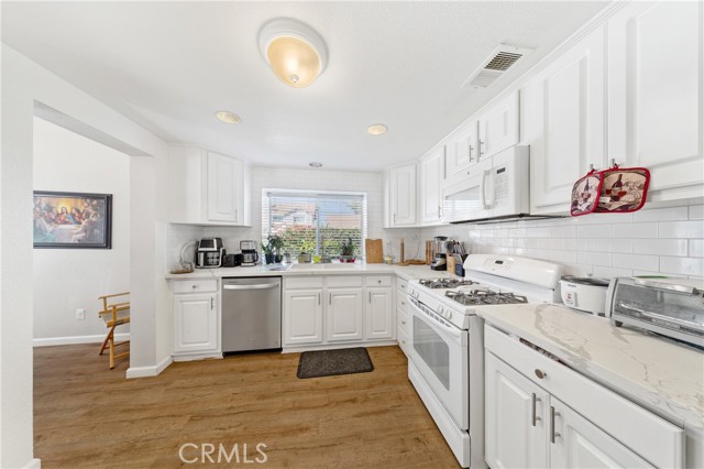 30421 Teal Brook Drive, Menifee CA: https://media.crmls.org/medias/8387c418-80a1-4538-a43d-e0800615fe23.jpg