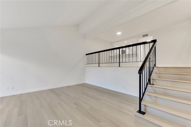 Detail Gallery Image 5 of 41 For 18423 Collins St a,  Tarzana,  CA 91356 - 2 Beds | 1/1 Baths