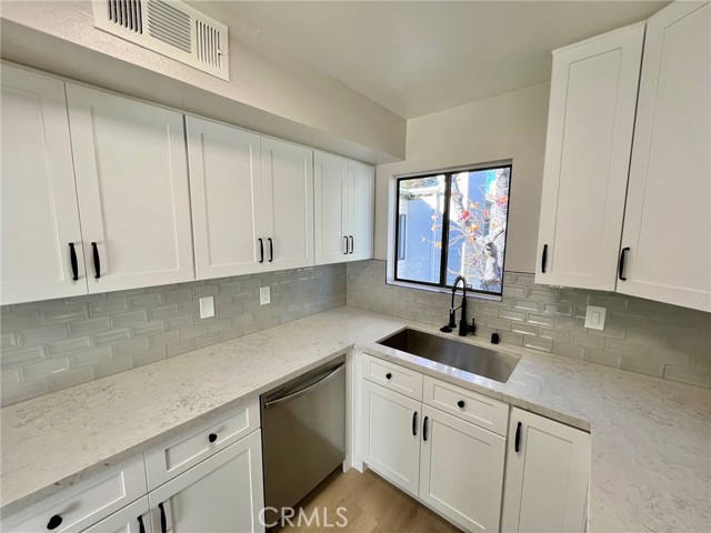 Detail Gallery Image 2 of 19 For 10475 Newhome Ave #5,  Sunland,  CA 91040 - 2 Beds | 2 Baths