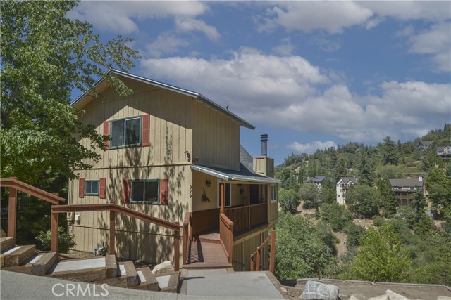 929 Trinity Drive, Lake Arrowhead CA: https://media.crmls.org/medias/838daa7b-c43f-4bc9-be17-40a4542cb8a8.jpg