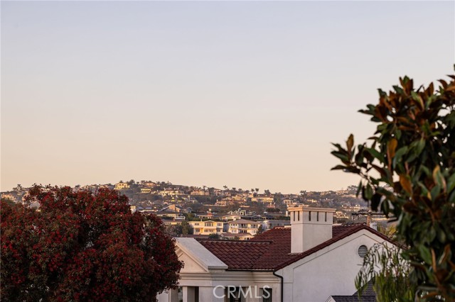305 Poinsettia Avenue, Corona del Mar CA: https://media.crmls.org/medias/838e94a6-57c0-46d9-8b32-81337f1ebf21.jpg