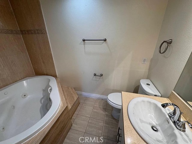 Detail Gallery Image 4 of 16 For 13243 Vanowen #5,  North Hollywood,  CA 91605 - 2 Beds | 3 Baths