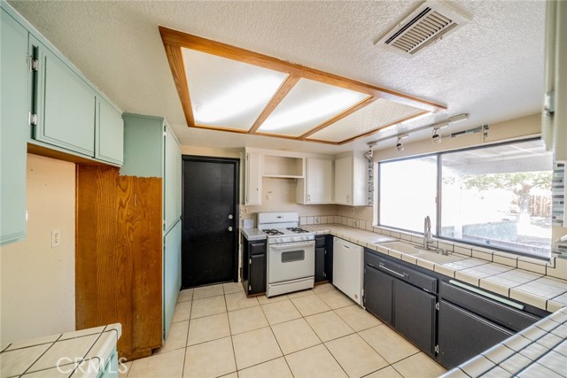 12770 5th Avenue, Victorville CA: https://media.crmls.org/medias/838fc007-fbd7-442b-8d26-e2148569dcc7.jpg