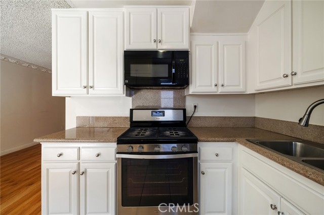 Detail Gallery Image 6 of 31 For 17045 Roscoe #14,  Northridge,  CA 91325 - 2 Beds | 1/1 Baths