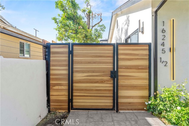 16245 1/2 Chatsworth Street, Granada Hills CA: https://media.crmls.org/medias/8394c34a-e2dc-439a-903a-de2357974fa7.jpg