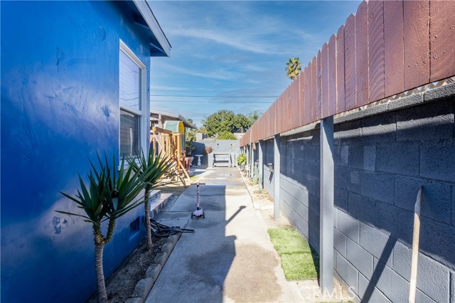 2561 E Washington Street, Carson CA: https://media.crmls.org/medias/8394eebe-1b29-468f-8481-1eed2b56640f.jpg