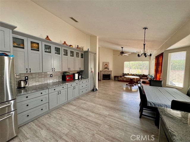 Detail Gallery Image 4 of 10 For 13173 Paraiso Rd, Apple Valley,  CA 92308 - 5 Beds | 2/1 Baths