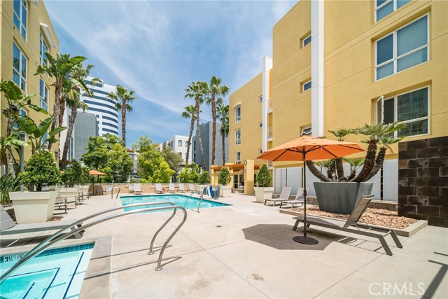 21301 Erwin Street, Woodland Hills CA: https://media.crmls.org/medias/83968518-ce1b-4883-9101-21f443ad4b04.jpg