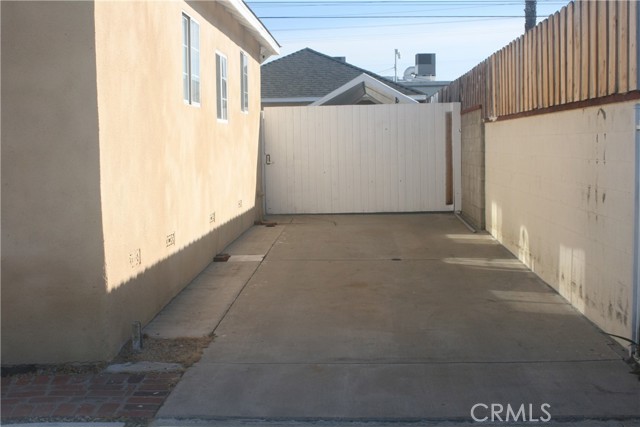 Detail Gallery Image 12 of 20 For 6230 Peach Ave, Van Nuys,  CA 91411 - 4 Beds | 2/1 Baths