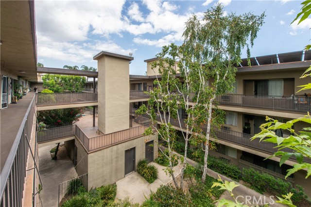 5415 Newcastle Avenue, Encino CA: https://media.crmls.org/medias/8399ddec-e89f-4c38-80a5-167651c72a6c.jpg