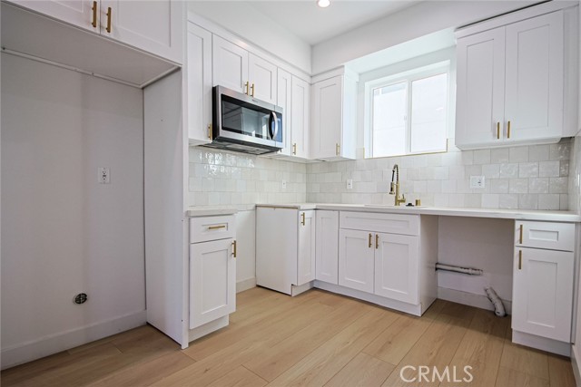 2402 S Cochran Avenue, Los Angeles CA: https://media.crmls.org/medias/839bc418-d874-409c-acef-1b39b8031ed5.jpg