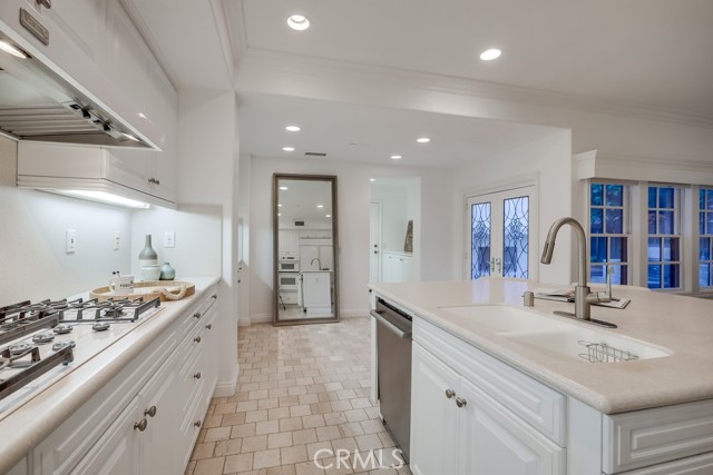 2569 Bungalow Place, Corona del Mar CA: https://media.crmls.org/medias/839d8d63-1154-453d-98da-a8c2252e31cd.jpg