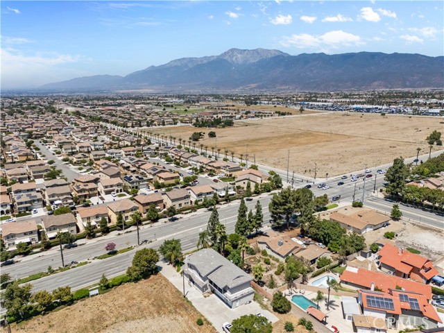 6953 Sierra Avenue, Fontana CA: https://media.crmls.org/medias/839e18cc-2754-4f14-b912-336dd86e9ce6.jpg