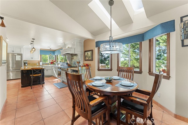 1632 Country Club Drive, Redlands CA: https://media.crmls.org/medias/83a15d9e-59a8-4caf-a57a-66e4533ce1f9.jpg