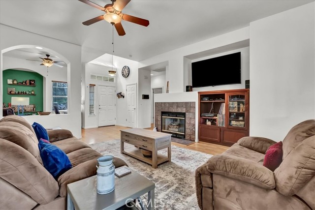 1774 Homestead Way, Lemoore CA: https://media.crmls.org/medias/83a203b7-e328-4157-b1d6-6f5568284a02.jpg