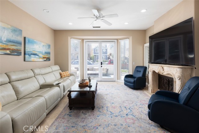 Detail Gallery Image 3 of 20 For 415 8th St, Huntington Beach,  CA 92648 - 3 Beds | 3/2 Baths