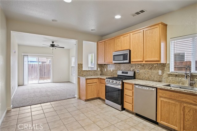 Detail Gallery Image 7 of 29 For 538 Mikey Pl, Manteca,  CA 95336 - 3 Beds | 2/1 Baths