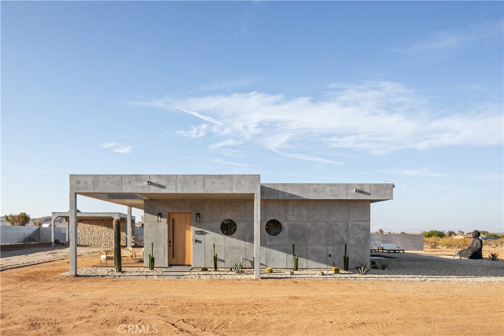https://media.crmls.org/medias/83a9c552-a729-46de-a2a8-d56c9557a3b9.jpg?preset=X-Large