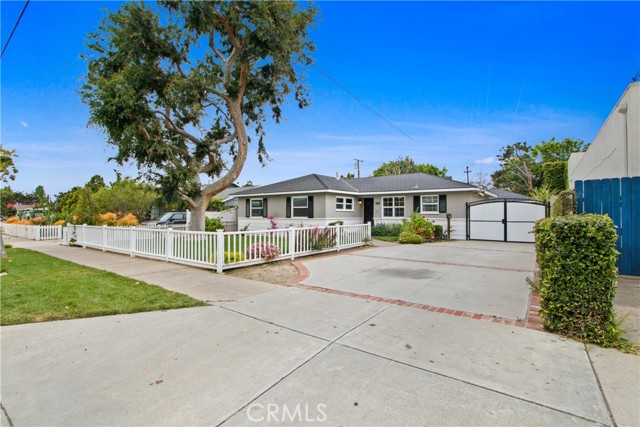 Detail Gallery Image 2 of 36 For 1611 E Palmyra Ave, Orange,  CA 92866 - 3 Beds | 2/1 Baths