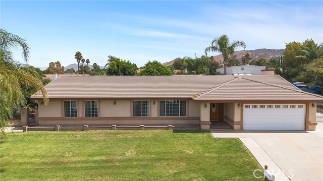 4740 Brookhill Ter, Jurupa Valley CA: https://media.crmls.org/medias/83aa4cf1-5d88-4857-b3e7-c24779c9b879.jpg