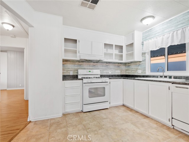 Detail Gallery Image 14 of 34 For 13393 Mariposa Rd #112,  Victorville,  CA 92395 - 2 Beds | 2 Baths