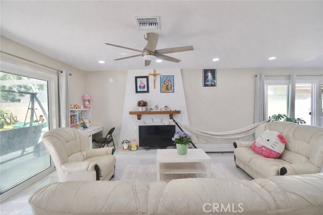 Detail Gallery Image 6 of 17 For 1912 E Clifpark, Anaheim,  CA 92805 - 4 Beds | 2 Baths