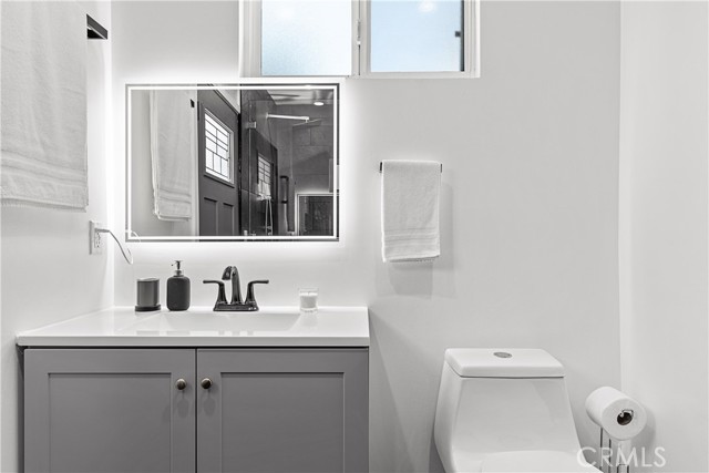 Detail Gallery Image 13 of 22 For 6535 Mary Ellen Ave, Valley Glen,  CA 91401 - 3 Beds | 2/1 Baths