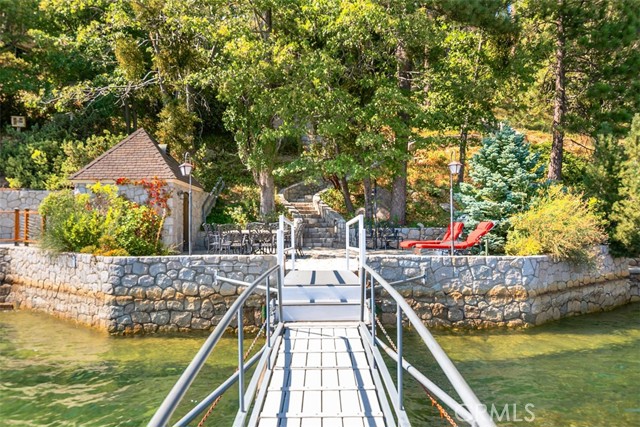 28061 North Shore Road, Lake Arrowhead CA: https://media.crmls.org/medias/83aba163-ed84-4ec6-a5d7-733527ad281e.jpg
