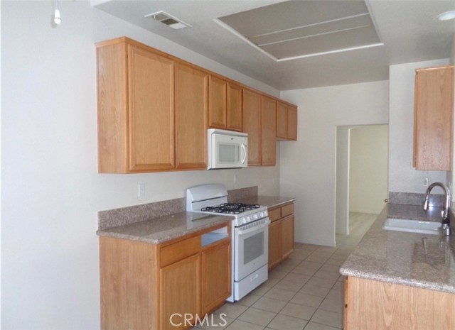 Detail Gallery Image 3 of 14 For 15930 Oak Ct, Victorville,  CA 92395 - 4 Beds | 3 Baths