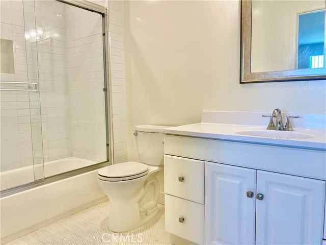 Detail Gallery Image 18 of 39 For 7327 Kester Ave #6,  Van Nuys,  CA 91405 - 4 Beds | 3/1 Baths