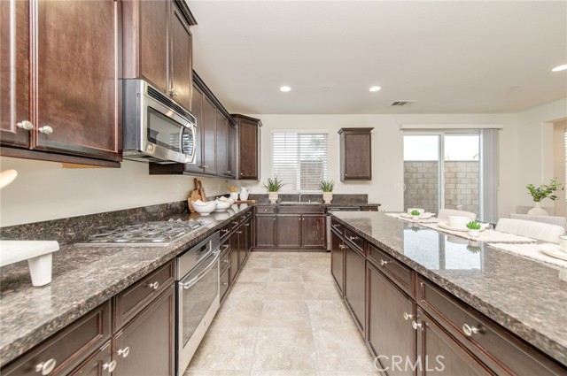 Detail Gallery Image 11 of 47 For 7114 Beckett Field, Corona,  CA 92880 - 3 Beds | 3 Baths