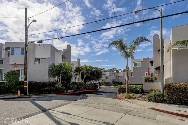 Detail Gallery Image 34 of 39 For 501 Herondo #18,  Hermosa Beach,  CA 90254 - 3 Beds | 2 Baths