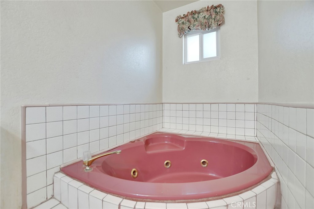 https://media.crmls.org/medias/83b13ed0-3495-4ee9-bbc8-861a6799a910.jpg?preset=X-Large
