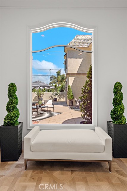 Detail Gallery Image 7 of 75 For 530 Kings Rd, Newport Beach,  CA 92663 - 5 Beds | 4/3 Baths