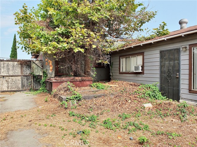 744 Gladys Avenue, Long Beach CA: https://media.crmls.org/medias/83b7678f-a672-464e-978c-04305e2704f6.jpg