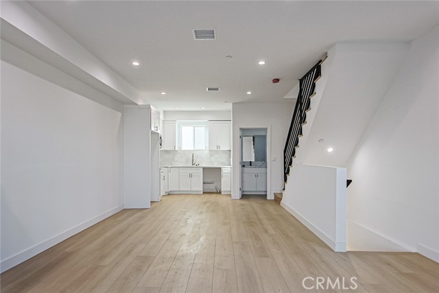 2402 S Cochran Avenue, Los Angeles CA: https://media.crmls.org/medias/83b8b3de-3b60-4acf-834b-b16bcf5867cc.jpg