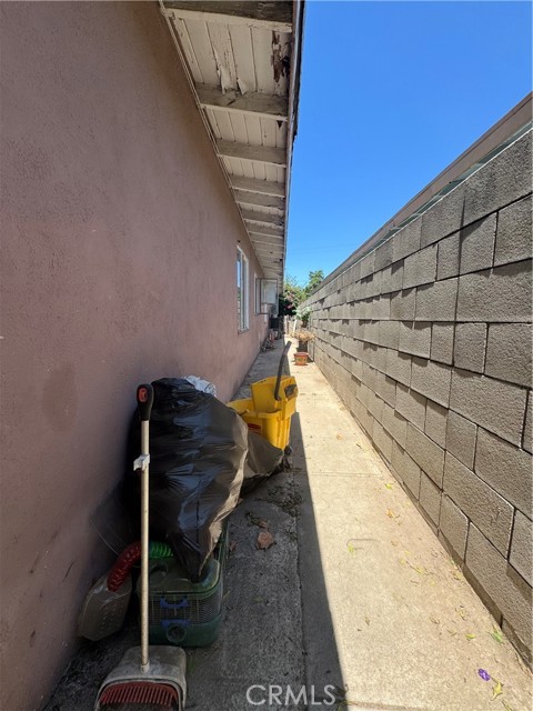 2124 W Civic Center Drive, Santa Ana CA: https://media.crmls.org/medias/83ba0e07-a125-4b44-b6ab-11d4ac5ea709.jpg
