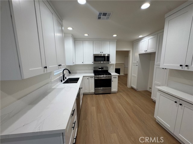 15234 Kingsbury Street, Mission Hills (San Fernando) CA: https://media.crmls.org/medias/83ba376a-0fbb-4914-b321-fa7357050a5e.jpg