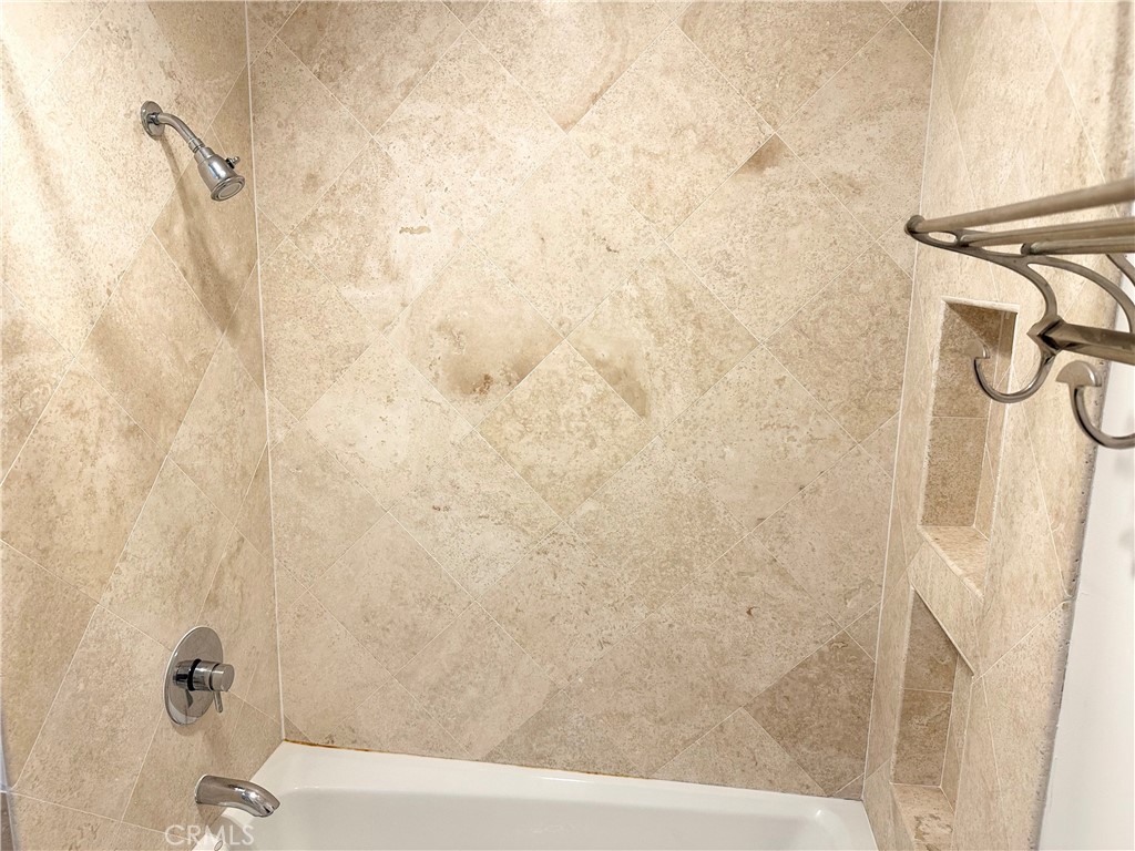 https://media.crmls.org/medias/83ba94e9-87ac-4f1a-a2c7-ebcbeefeb774.jpg?preset=X-Large
