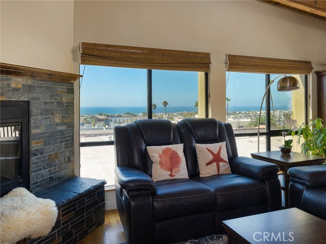 960 1st Street, Hermosa Beach, California 90254, 2 Bedrooms Bedrooms, ,2 BathroomsBathrooms,Residential,Sold,1st,SB22210479