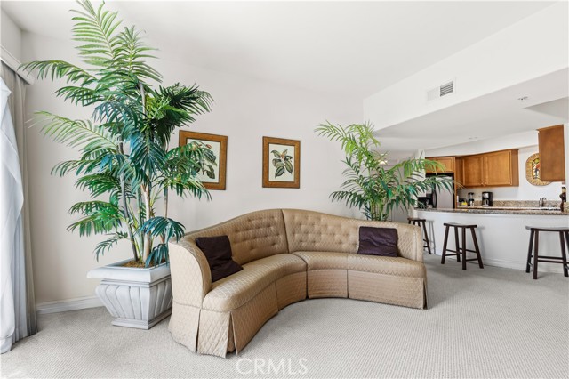Detail Gallery Image 3 of 13 For 14343 Burbank Bld #301,  Sherman Oaks,  CA 91401 - 3 Beds | 2 Baths