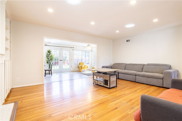 Detail Gallery Image 3 of 17 For 8534 Bothwell Rd, Northridge,  CA 91324 - 4 Beds | 2 Baths