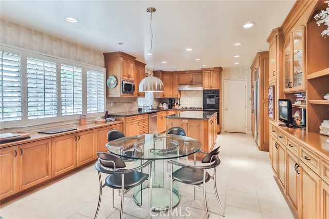 9845 Encino Avenue, Northridge CA: https://media.crmls.org/medias/83c22dad-85dc-435a-a03a-85d589f4a823.jpg