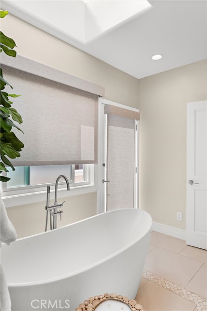 302 Carnation Avenue, Corona del Mar CA: https://media.crmls.org/medias/83c2d30c-364d-47e1-80e0-1bf1b7ff4889.jpg