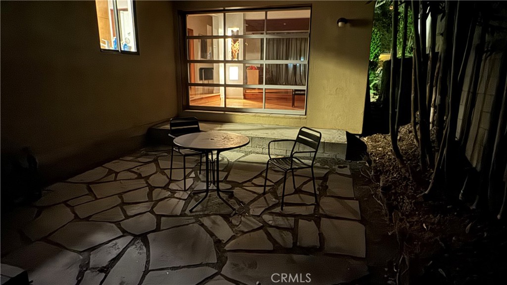 https://media.crmls.org/medias/83c30a4b-2cdb-4c2f-8988-2d6e9d70fd52.jpg?preset=X-Large