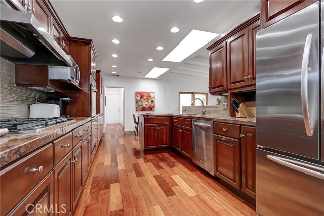 527 24th Street, Manhattan Beach, California 90266, 4 Bedrooms Bedrooms, ,2 BathroomsBathrooms,Residential,Sold,24th,SB23090916