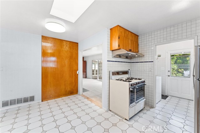 Detail Gallery Image 15 of 39 For 1106 Hollydale Dr, Fullerton,  CA 92831 - 4 Beds | 2 Baths