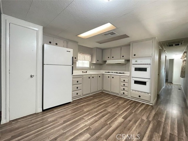 Detail Gallery Image 5 of 10 For 43850 20th St #211,  Lancaster,  CA 93535 - 2 Beds | 1 Baths