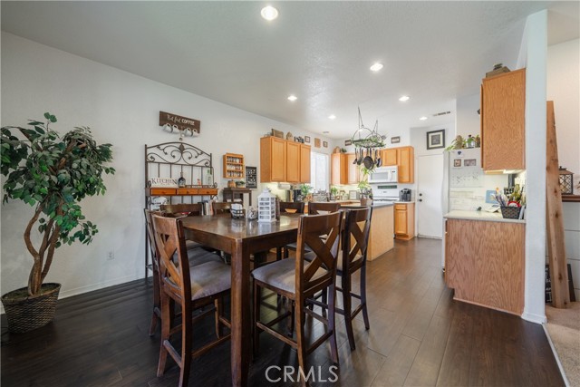 Detail Gallery Image 9 of 39 For 44328 Apache Plume St, Lancaster,  CA 93536 - 5 Beds | 2/1 Baths